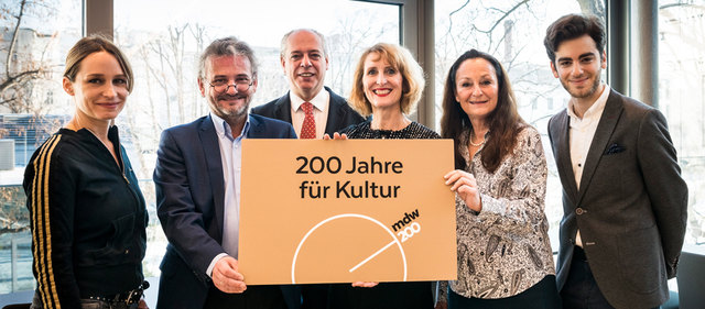 Stolz auf 200 Jahre: Alumna Mirjam Unger, Prof. Johannes Meissl, Vizerektor für Außenbeziehungen Christian Meyer, Rektorin Ulrike Sych, Prof.in Ursula Hemetek, mdw-Student Emmanuel Tjeknavorian. (v.l.n.r.)