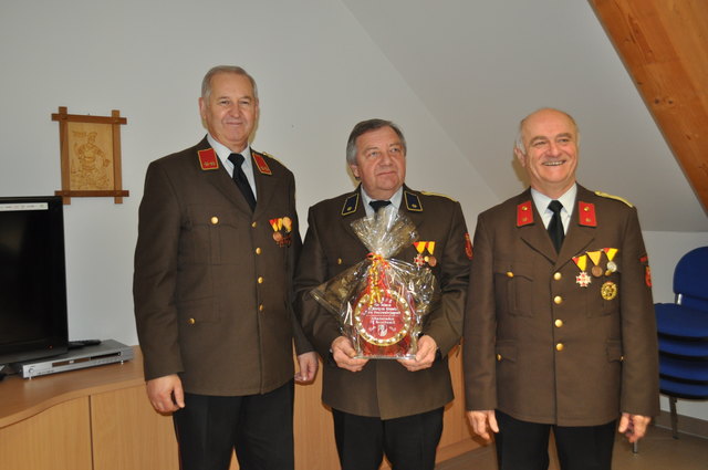 Der langjährige Feuerwehrjugendbetreuer Gerhard Ehrenhöfler (Mitte) wurde von den Ehrenkommandanten Werner Marx (links) und Adolf Bauer geehrt.
