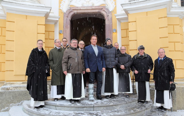 Arnold Schwarzenegger mit den Mönchen von Stift Rein. | Foto: Höfler