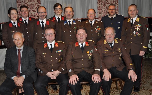 Foto1: Die Beförderten und Ausgezeichneten mit dem neuen Wehrkommando und den Ehrengästen