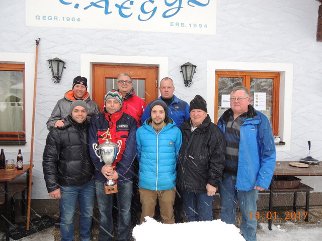 Bgm Rudolf Pfeffer, Vereinsobmann Helfried Wallner freuen sich mit dem Turniersieger SC St. Aegyd und überreichen den Wanderpokal