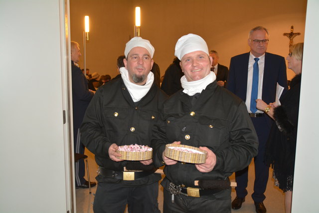 Erwin Sommer und Gerald Frippus - sie verschenkten Glück in Form von kleinen Schweinchen.