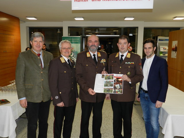 Oberbrandrat Johann Hönigschnabl und Brandrat Thomas Gruber im Kreis der Ehrengäste. | Foto: Feichtinger