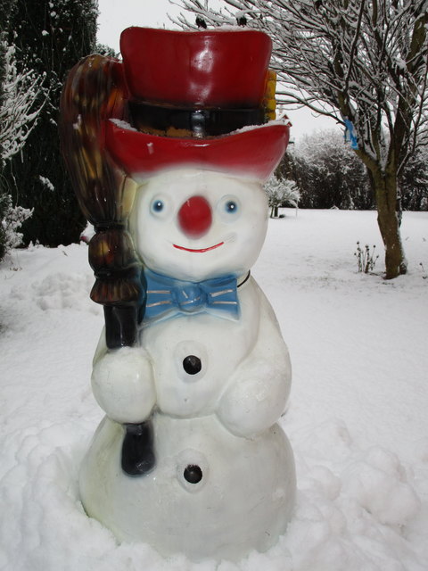 Jetzt ist der Schnee da.Schöne Wintergrüße vom Schneemann.