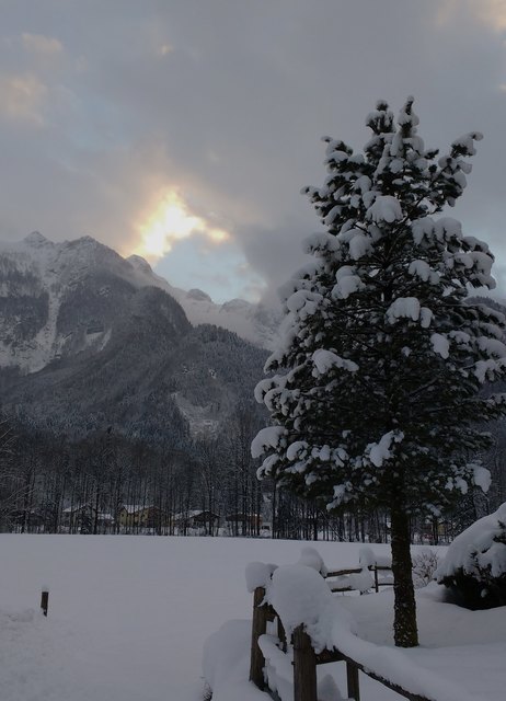 Über den Wieselsteinen am Tennengebirge schaut kurz der blaue Himmel raus ...