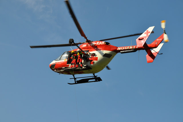 Die Pistenambulanz des Rettungshubschraubers RK1 barg die verletzte Skifahrerin mittels Tau