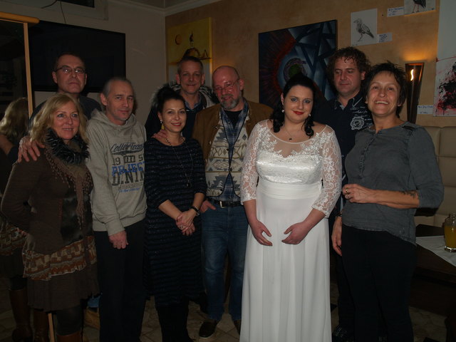 Laura Piuk und Martin Moritz mit den Künstlern Christiane Brockers, Berend Schabus, Christian Zablatnik (l) und Roland Friedrich Podliska, Christina Fercher, Hans Jörg Christof, Christa Weitzer (r)