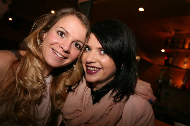 Die Überraschung bei der Mitternachtseinlage: Schlagersängerin Elisabeth Kreuzer (re) mit Freundin Bianca Krawagner | Foto: Krall