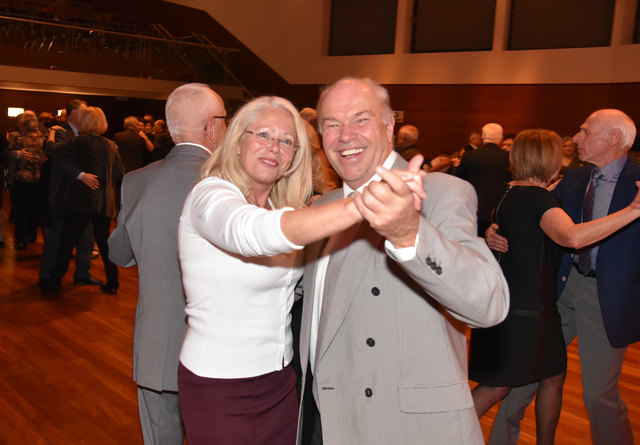 Ballobmann Sozialstadtrat Franz Stix und Stadträtin Mag. Andrea Reisenbauer schwingten auch selbst das Tanzbein beim Pensionisten-Ball in Ternitz.