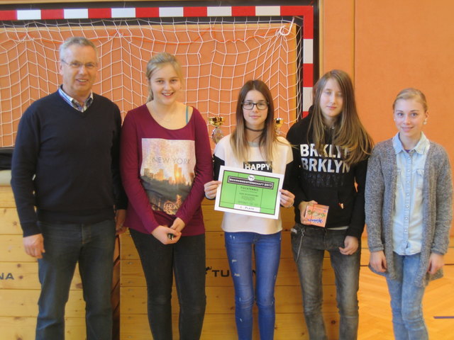 2. Platz bei den Tischtennisbezirksmeisterschaften für die Mädchen: Katharina Kotnik, Sarah Prikerschnig, Nathalie Slamanig und Lena Paulic mit Direktor Günhter Dobnik.
