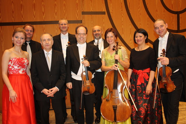 Das Girardi Ensemble Graz mit Elisabeth Pratscher (li.) und Gottfried Boisits (3. v. re.)