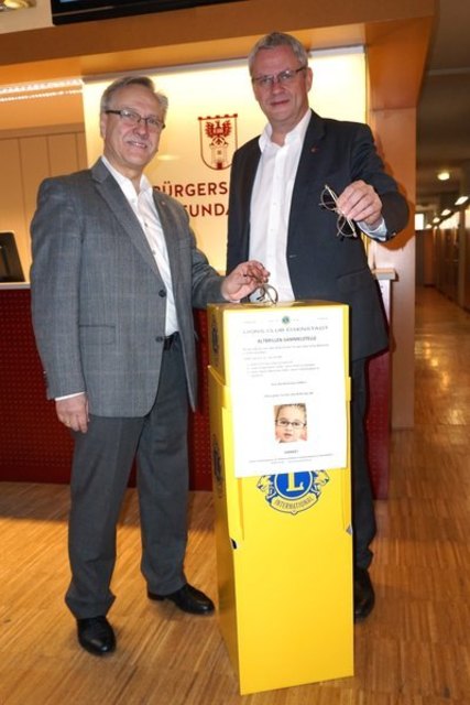 Lions Club Eisenstadt Past Präsident DI Gerhard Spatzierer und Bgm. LAbg. Mag. Thomas Steiner vor der Sammelstelle im Rathaus Eisenstadt