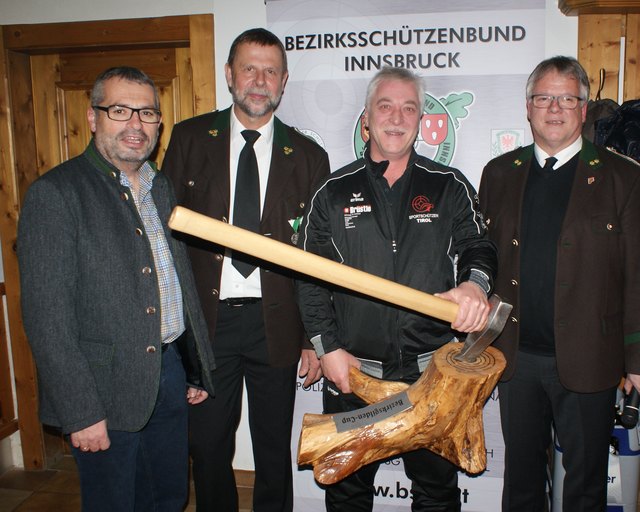 Der Wanderpokal für zwei möglichst idente Schüsse ging an Reinhard Mair (2. v. r.) aus Wattens. Bürgermeister Josef Walch, Hauptmann Andreas Haslwanter und Oberschützenmeister Ernst Markt (v. l.) gratulierten.