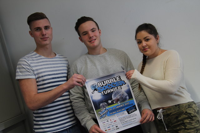 Philipp Preslmayr, Stefan Auinger und Adriana Heimberger freuen sich auf das Bubble-Ball-Turnier.