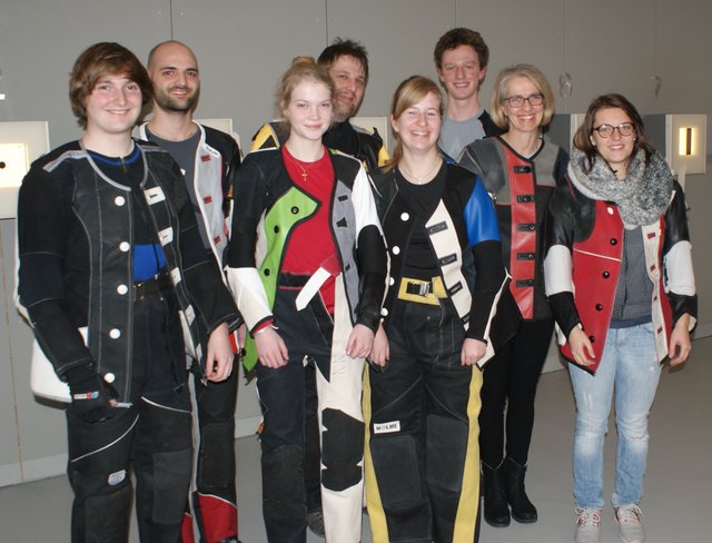 Die siegreiche Stehend-Frei-Mannschaft der Schützengilde Hötting mit den besten Schützen des Wettkampfs, Simon Weithaler (2. v. l.) und Olympia-Teilnehmerin Olivia Hofmann (r.).