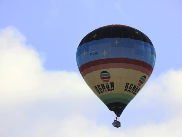 Schön ist es mit einem Schön-Ballon über die Berge zu schweben...