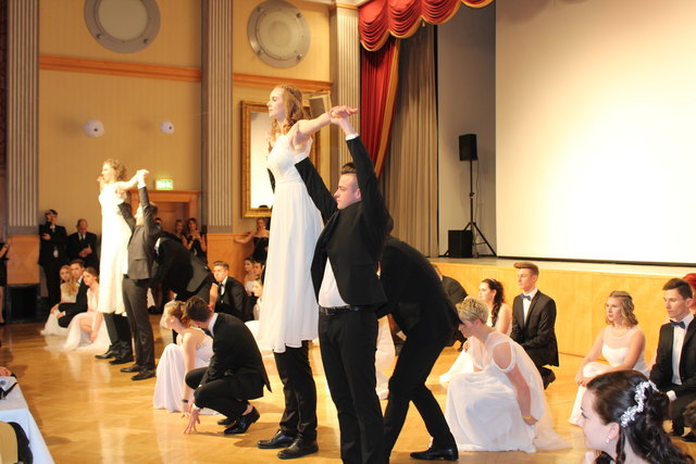 Schwungvolle Polonaise mit Hebefiguren der HAK-Schüler.