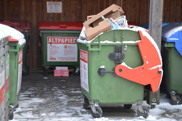 Die frei zugänglichen Papiercontainer sind in Koglhof bald Geschichte