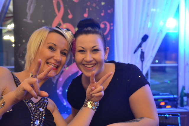 Lydia und Linda waren die Glücksengerl bei der Tombola – und hatten sichtlich Spaß dabei