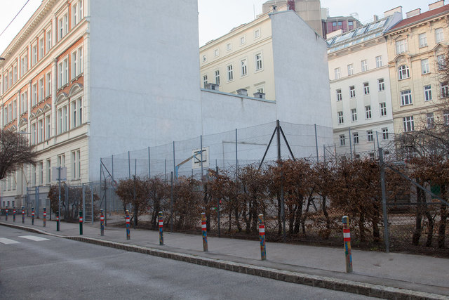 An dieser Wand wird der Holzzubau erfolgen, der auch eine Neue Mittelschule mit sich bringen wird.