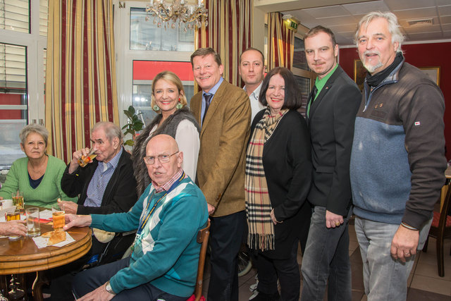 Roswitha Zieger, Martin Czeiner, Edy Duran, Rosemarie Forster, Michael Danzinger und Leopold Oswald (von links) freuten sich mit den Bewohnern über die gute Mehlspeise. | Foto: Gemeinde