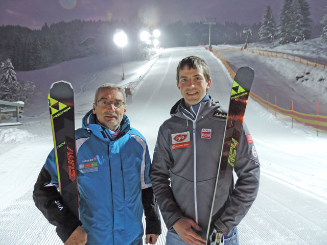 Alfred Bruckschlögl und Versehrtensportler Martin Würz bei der Flutlichtanlage in Gosau.