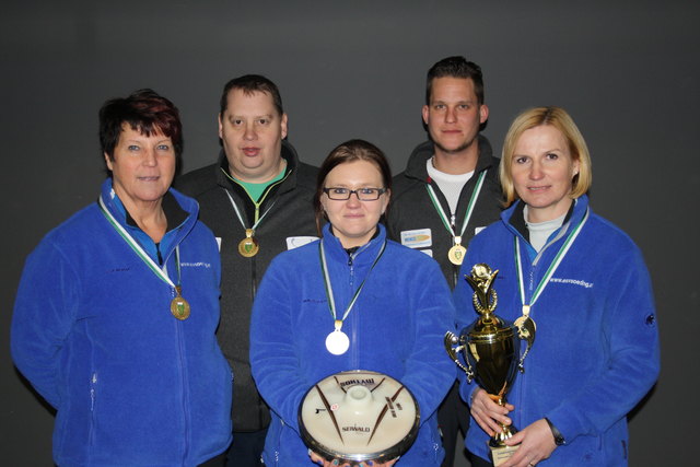 Die neuen Landesmeister im Mixed-Stocksport auf Eis: v.l.n.r.Helga Kreuzweger, Franz Hösele, Johanna Bernhart, Michael Mirnig und Sonja Oswald-Wagner.
