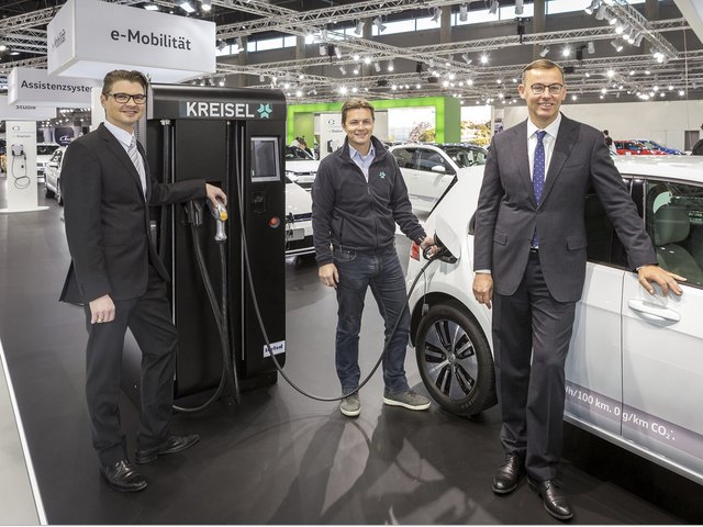 Markus Kreisel (Mitte) freut sich über die Kooperation mit Porsche. | Foto: Porsche Holding Salzburg