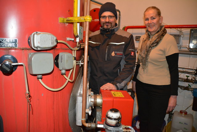 "Jenseits jeder Elektronik": Alexandra Jantscher zeigt mit Techniker Wolfgang Maurer ihren Ölkessel aus dem Jahr 1971.