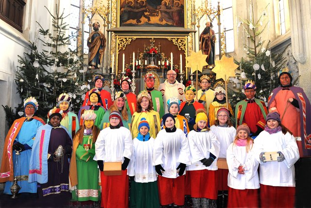 Die Zellerndorfer Sternsinger konnten heuer sieben Gruppen bilden.     Insgesamt sammelten sie 2.000 Euro.                                             Foto: Herbert Schleich