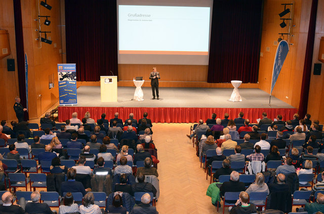 Bürgermeister Andreas Rabl begrüßte beim Info-Abend die etwa 300 Gäste in der Welser Stadthalle. | Foto: Stadt Wels