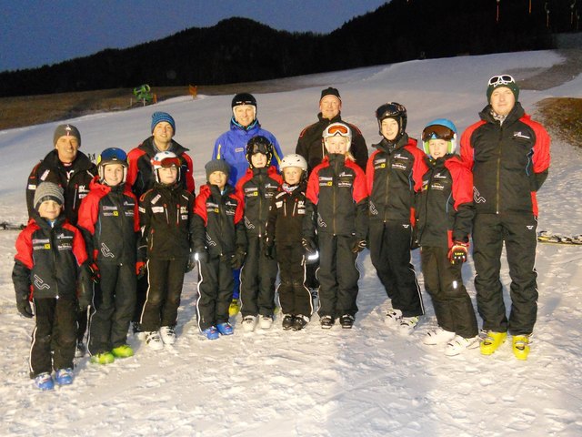 Die Alpintalente vom SV Erpfendorf mit Obmann Hans-Peter Krepper, Andreas Schrott und Erich Neukam (Alpinwarte), Thomas Hechenberger und Wolfgang Schweinester (Obm.-Stv.) am Lärchenhofhang
