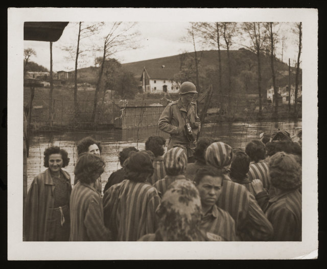 American Signal Corps Fotograph Sgt. Theodore Sizer inmitten einer Grupper der gerade befreiten Häftlinge des Lenzinger Lagers.