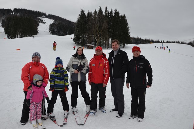 Inge Pilsinger mit Enkeltochter Olivia Hassl, David und Maria Rigler, Manfred Handsteiner, Bürgermeister Werner Krammer und Geschäftsführer Mandi Großberger. | Foto: Magistrat