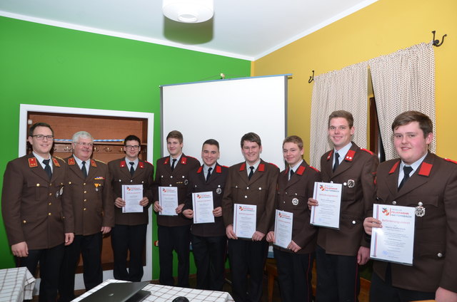 Belörderungen v.l.n.r.: Kdt-Stv Manuel Bartenberger, Kdt Richard Gumpinger, Manuel Berger, Daniel Gröswagen, Stefan Wolfsteiner, Stefan Klaffenböck, Christoph Humer, Martin Helletsgruber, Martin Klaffenböck