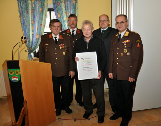 Kommandant Johann Richtsfeld, Kommandant-Stellvertreter Josef Stöbich, Ehrenhauptbrandinspektor August Gahleitner, Bürgermeister Alois Erlinger und Abschnittsfeuerwehrkommandant Rudolf Reiter