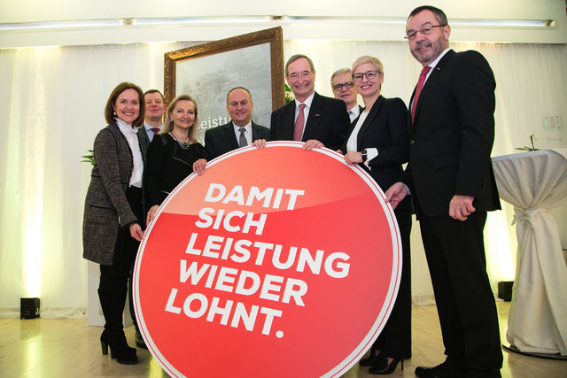 Angelika Sery-Froschauer, Hermann Pühringer, Ulrike Rabmer-Koller, Rudolf Trauner, Christoph Leitl, Clemens Malina-Altzinger, Doris Hummer und Walter Bremberger (v. l.). | Foto: cityfoto