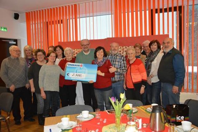 Die Mitarbeiter am Basar übergeben den Scheck an Pfarrer Thomas Bergner. | Foto: Kolpingsfamilie Kufstein