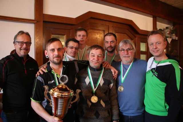 Das Siegerteam „Zwergsteirer“ (Moar Rupert Schwab mit dem Pokal) mit Sportreferent GR Fritz Kovacic (l.) und Bürgermeister Mario Abl (re.)