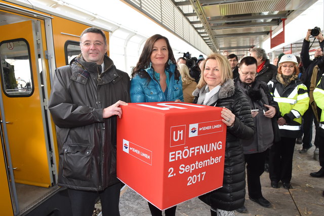 Verkehrsminister Jörg Leichtfried, Öffi-Stadträtin Ulli Sima und Wiener-Linien-Geschäftsführerin Alexandra Reinagl begutachten den Baufortschritt.