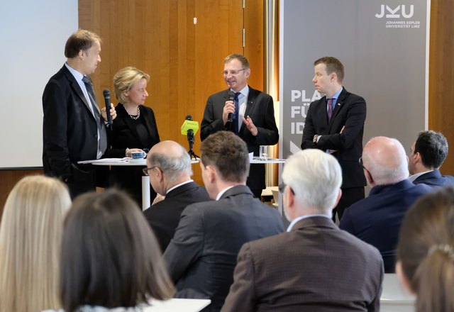 Meinhard Lukas, Brigitte Hütter, Thomas Stelzer und Paul Eiselsberg im Gespräch mit den Besuchern von "Talk am Teich". | Foto: JKU