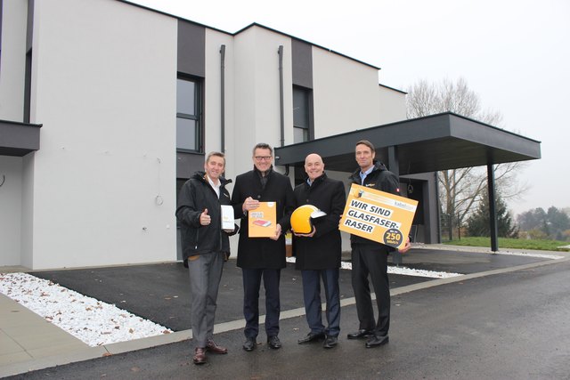 Wolfgang Schäffer (li.), Alfred Kollar, Bgm. Georg Rosner und Gerhard Haidvogel (re.) vor der Oberwarter Reihenhausanlage am Peter Zauner Weg.