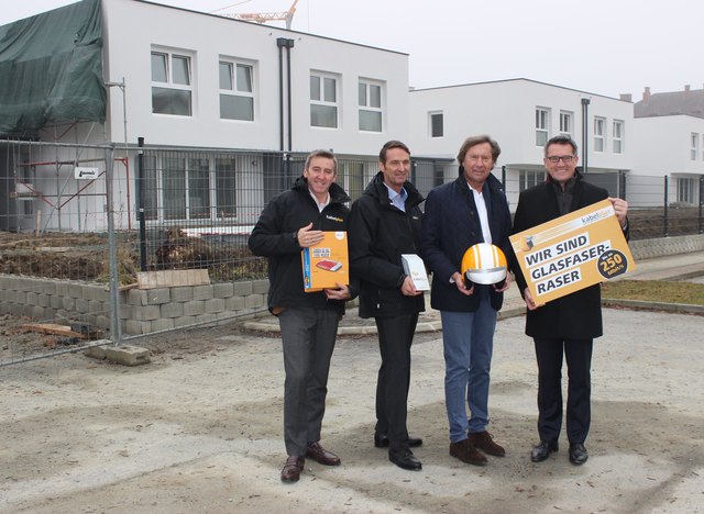 Wolfgang Schäffer (li.), Gerhard Haidvogel (Kabelplus), Bgm. Kurt Maczek und OSG-Chef Alfred Kollar vor den neuen Wohneinheiten in der Pinkafelder Carl-Vaugoin-Straße.