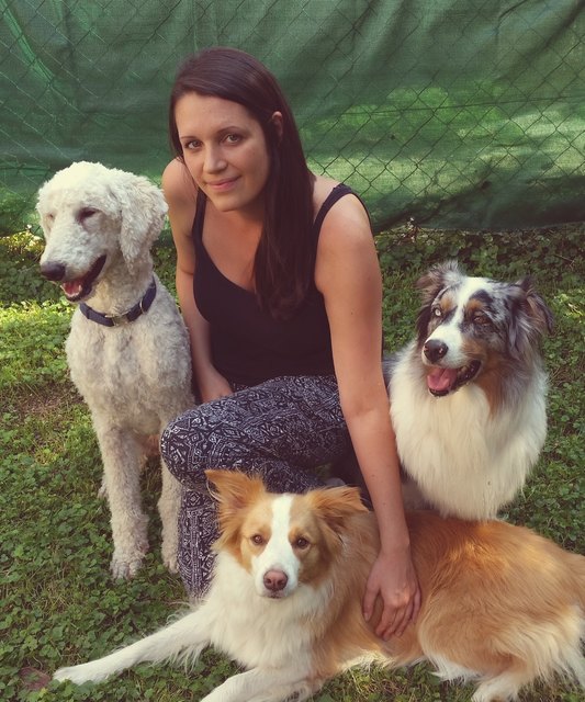 Carina Fyla mit ihren Hunden