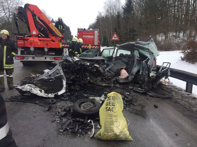 Das stark zerstörte Auto wurde mit dem hydr. Rettungsgerät bearbeitet. Die Person war eingeklemmt. | Foto: FF Hoheneich