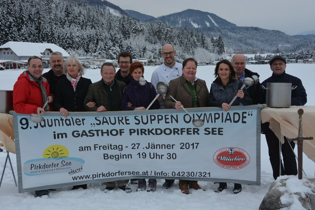 v.li.: Klaus Miklin, Bgm. Hermann Srienz, Daniela Samitsch, Otto Partl (Partl Catering), Gerhard Marin, Anja Prikrznik (für Berggasthof Siebenhütten), Alexander Jamnig (GH Petzenblick-Jamnig), Mali Greiner (Gasthof „Zum Goldenen Ochsen“), Vanja Merc (Turmcafe Bistro VK), Hans Zainer (für Turm Cafe), Gottfried Messner.
Nicht am Bild die Teilnehmer: Erhard Kraut (GH Kraut), Thomas Sdovc (GH Wallerwirt), Claudia Jessernig (GH Obersteiner), Anton Writzmann (GH Fichtenhof), Konny Kolleritsch (GH Kolleritsch),