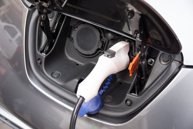 Die gemeinsame Nutzung von E-Autos schont nicht nur die Umwelt, sondern hat auch finanzielle Vorteile.