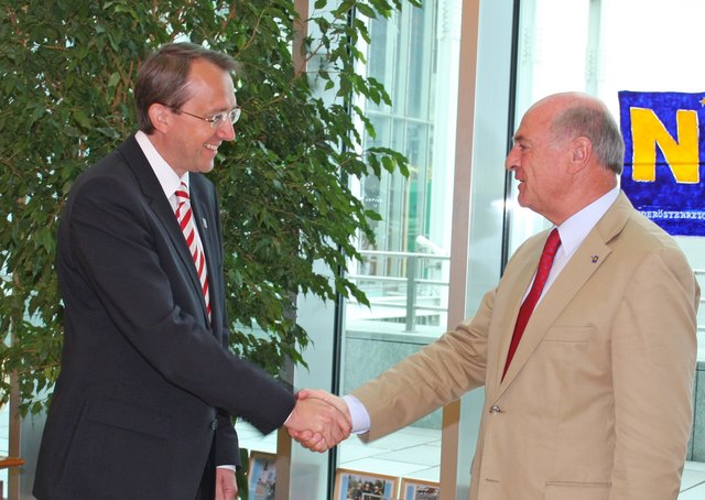 Mag. Matthias Stadler wurde von Landehauptmann Dr. Erwin Pröll als Bürgermeister der Landeshauptstadt St. Pölten angelobt. | Foto: Josef Vorlaufer