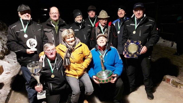 Moar Josef Hartenfelser mit seiner Mannschaft EV St. Peter-Freienstein und Bürgermeisterin Anita Weinkogl. | Foto: KK