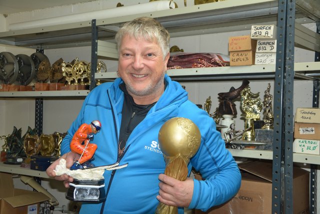 Der Unternehmer ist selbst begeisterter Skifahrer und weiß, dass sich die Sportler über jeden Preis freuen